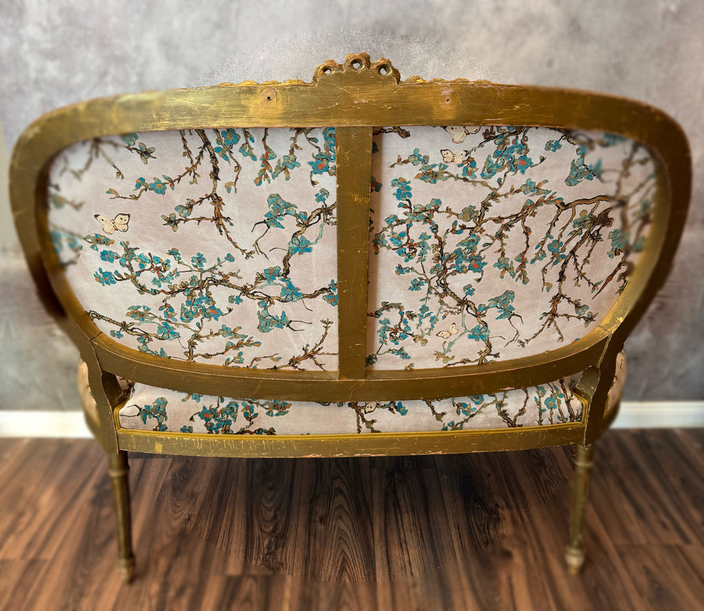 Antikes Sofa mit Kirschblüte