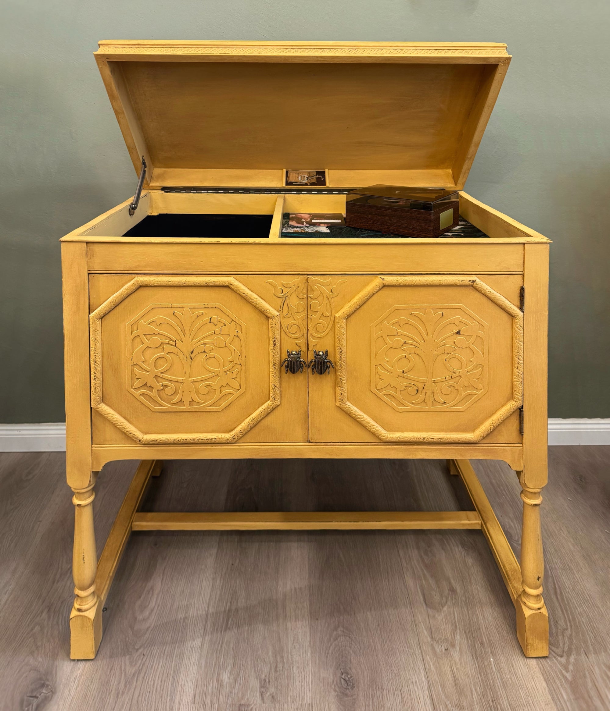 Alter Musikschrank „ Golden Palm“