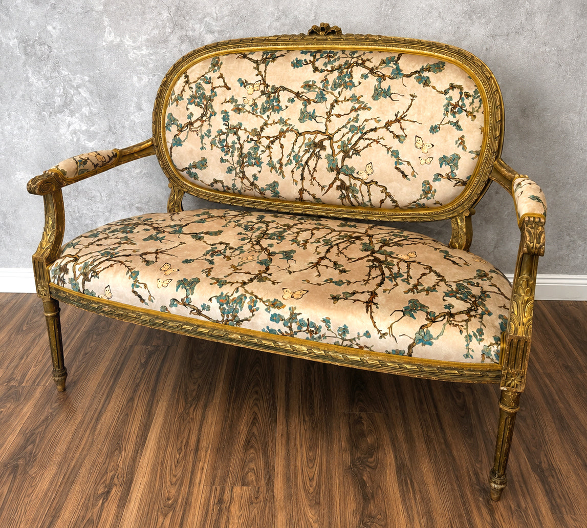Antikes Sofa mit Kirschblüte
