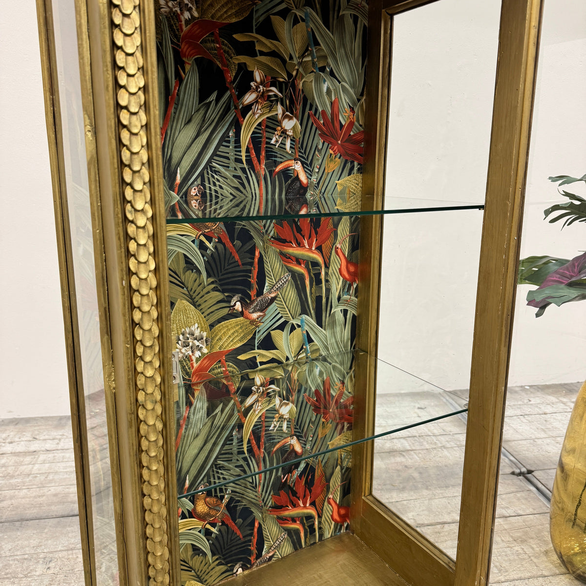 Thomas Klotz Upcycling Glasvitrine Barock Gold Tropen Muster Design Vitrine Unikat - Mein Shop
