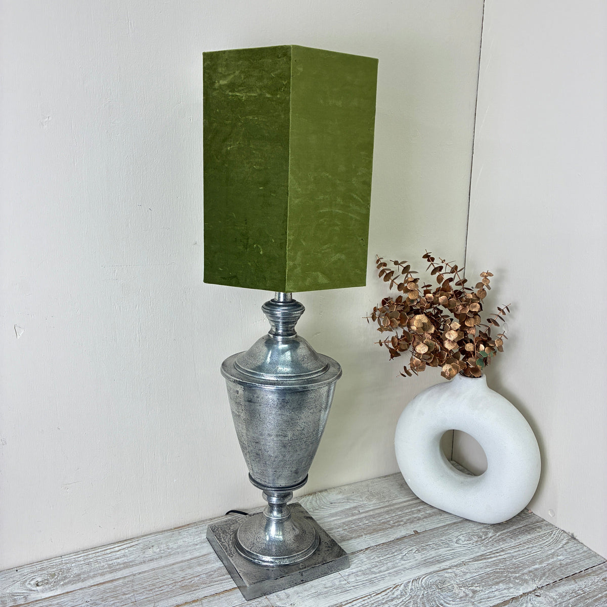 Thomas Klotz Thomas Klotz Upcycling Tischlampe Urnen-Fuß Silber & Grüner Samtschirm Unikat Lampe - Mein Shop