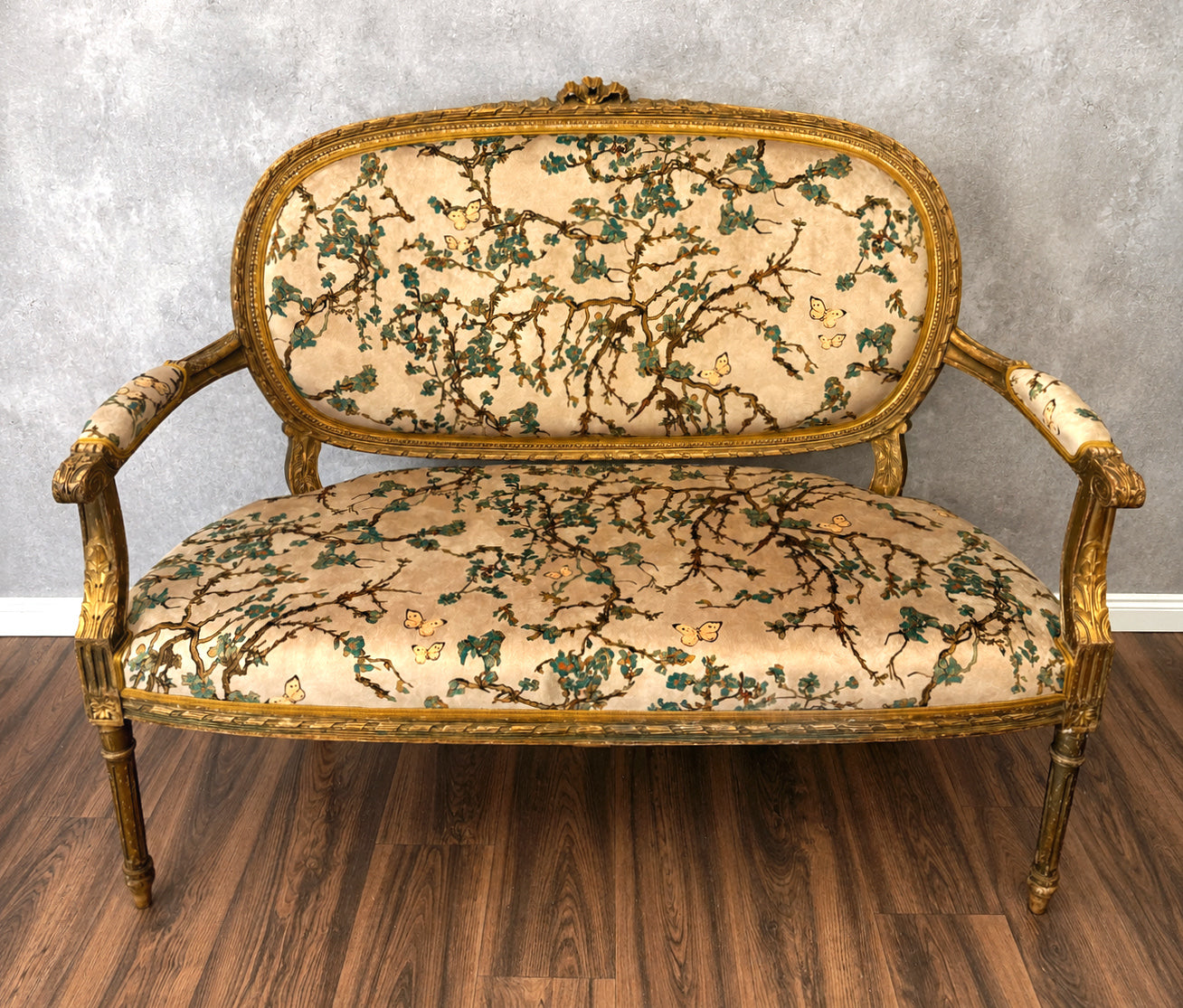 Antikes Sofa mit Kirschblüte