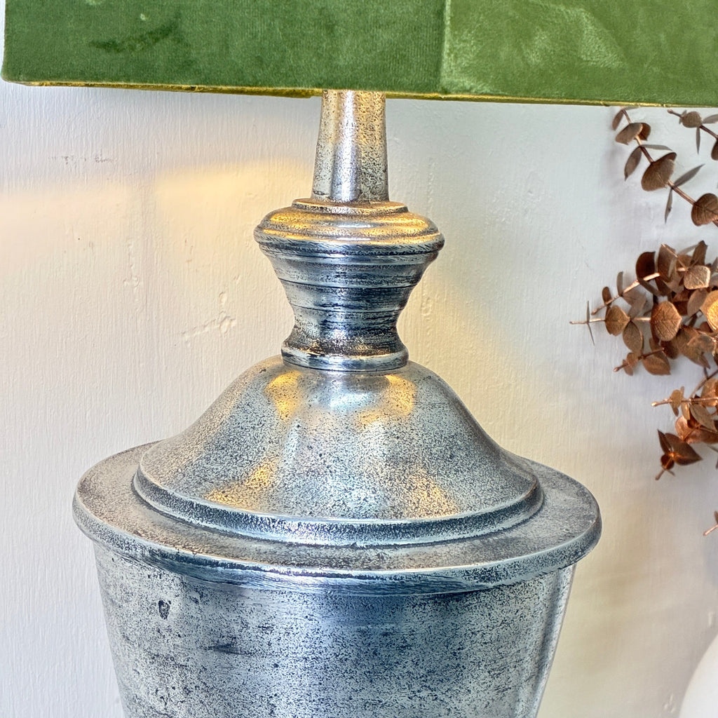 Thomas Klotz Thomas Klotz Upcycling Tischlampe Urnen-Fuß Silber & Grüner Samtschirm Unikat Lampe - Mein Shop