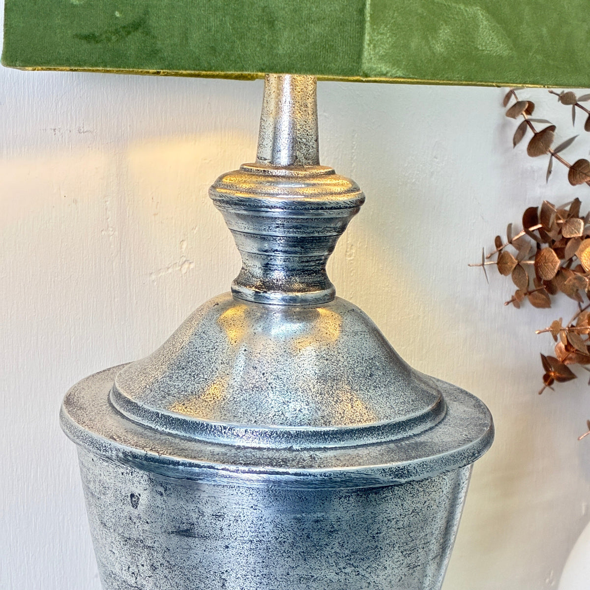 Thomas Klotz Thomas Klotz Upcycling Tischlampe Urnen-Fuß Silber & Grüner Samtschirm Unikat Lampe - Mein Shop