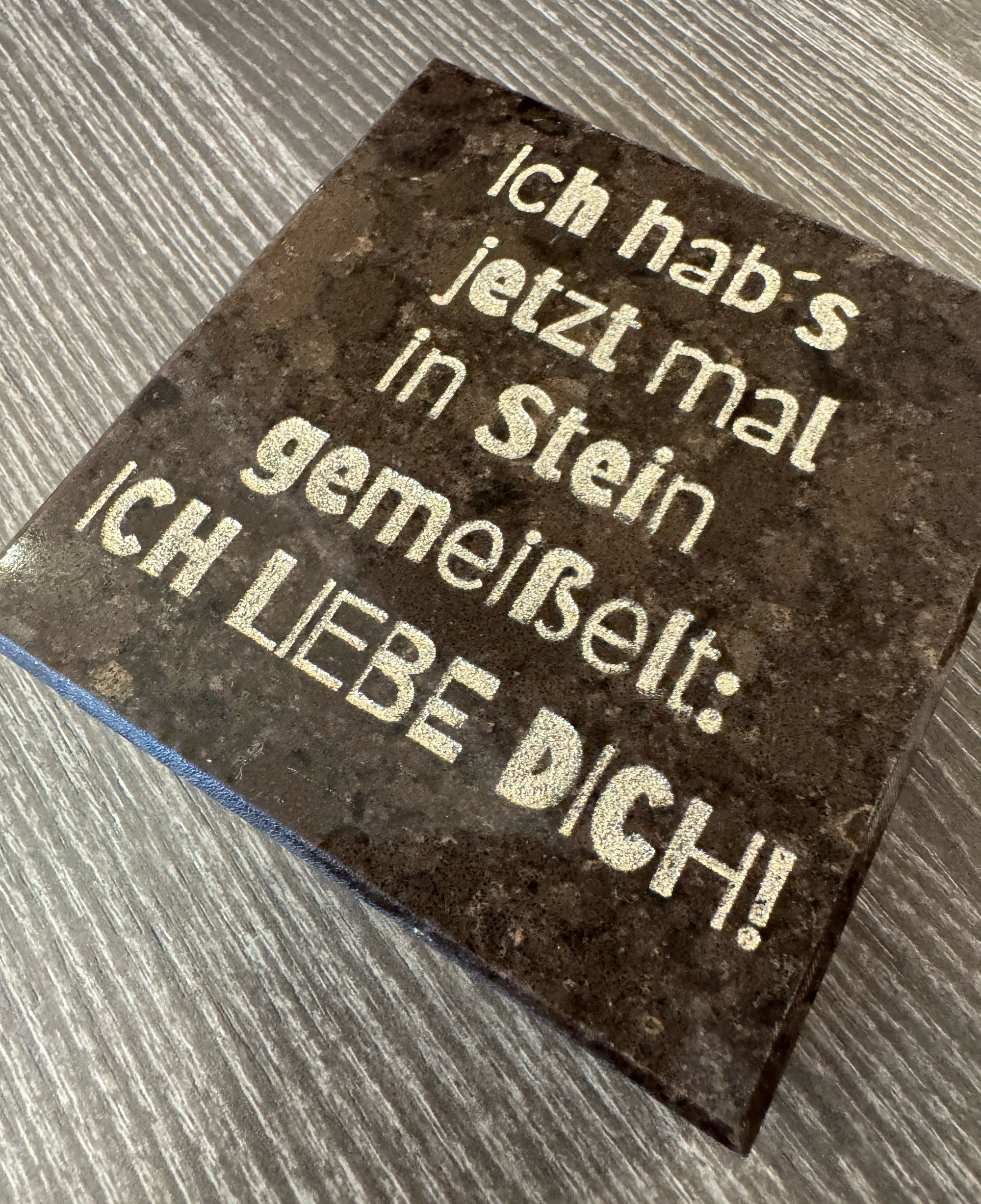 Steinplatte (Cocoa Fudge Quarz) „In Stein gemeißelt“