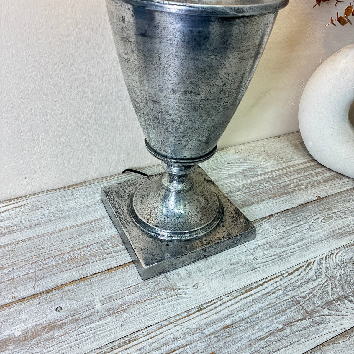 Thomas Klotz Thomas Klotz Upcycling Tischlampe Urnen-Fuß Silber & Grüner Samtschirm Unikat Lampe - Mein Shop