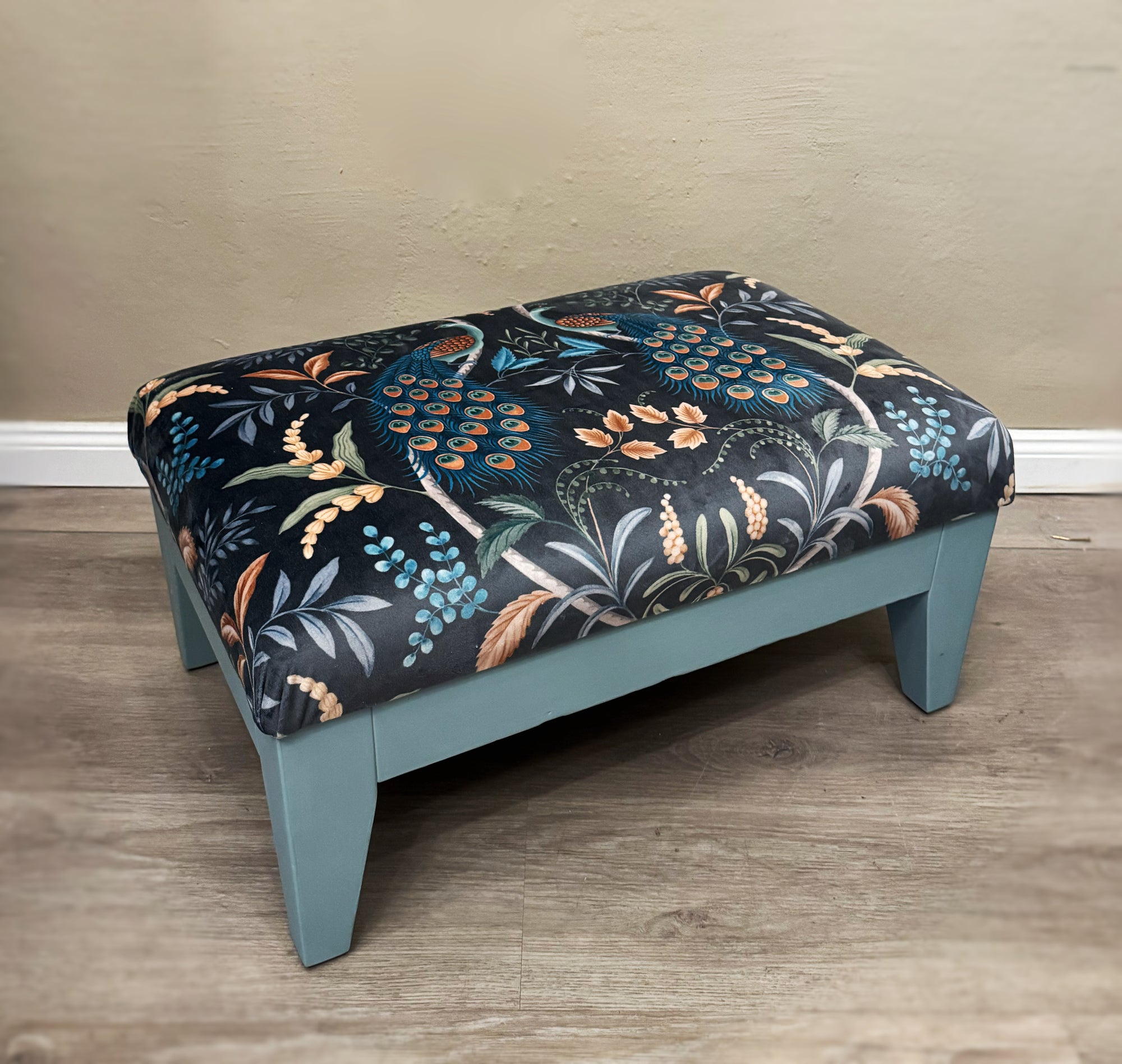 Pfauen-Hocker „Midnight Garden“ - Mein Shop