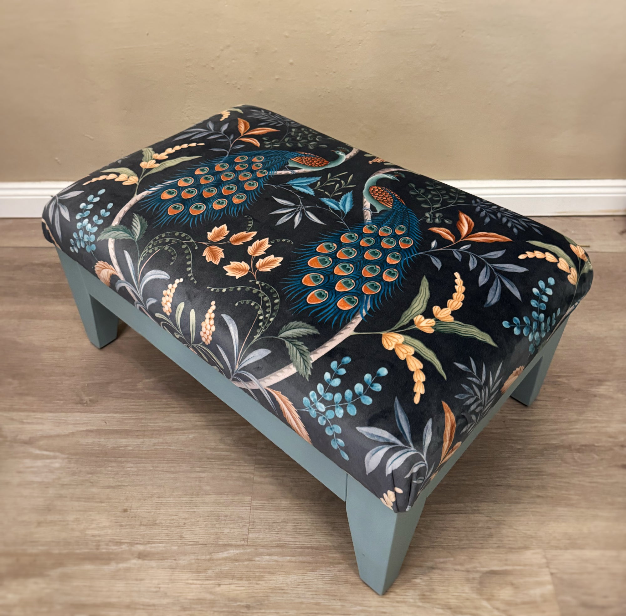 Pfauen-Hocker „Midnight Garden“ - Mein Shop