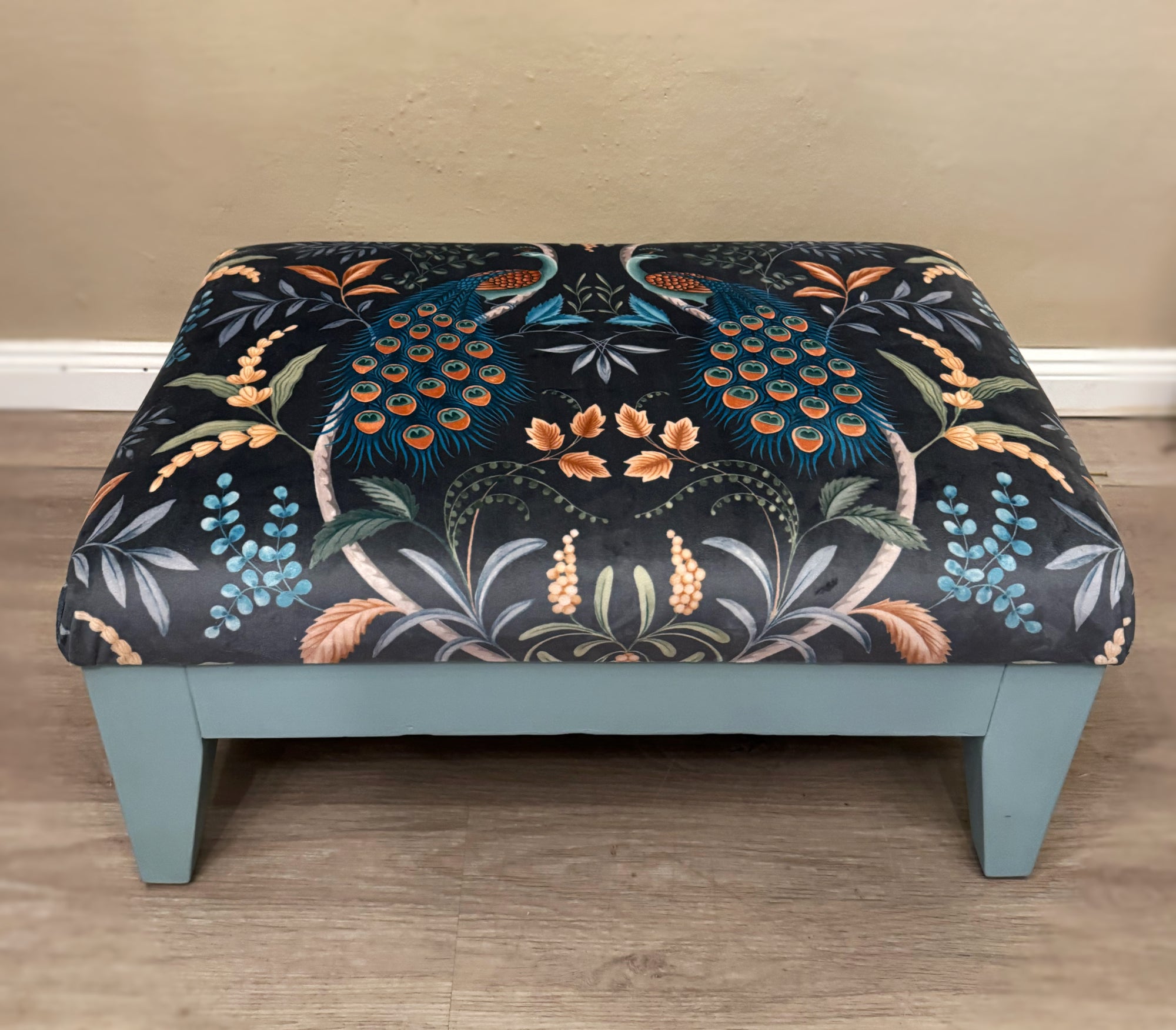 Pfauen-Hocker „Midnight Garden“ - Mein Shop
