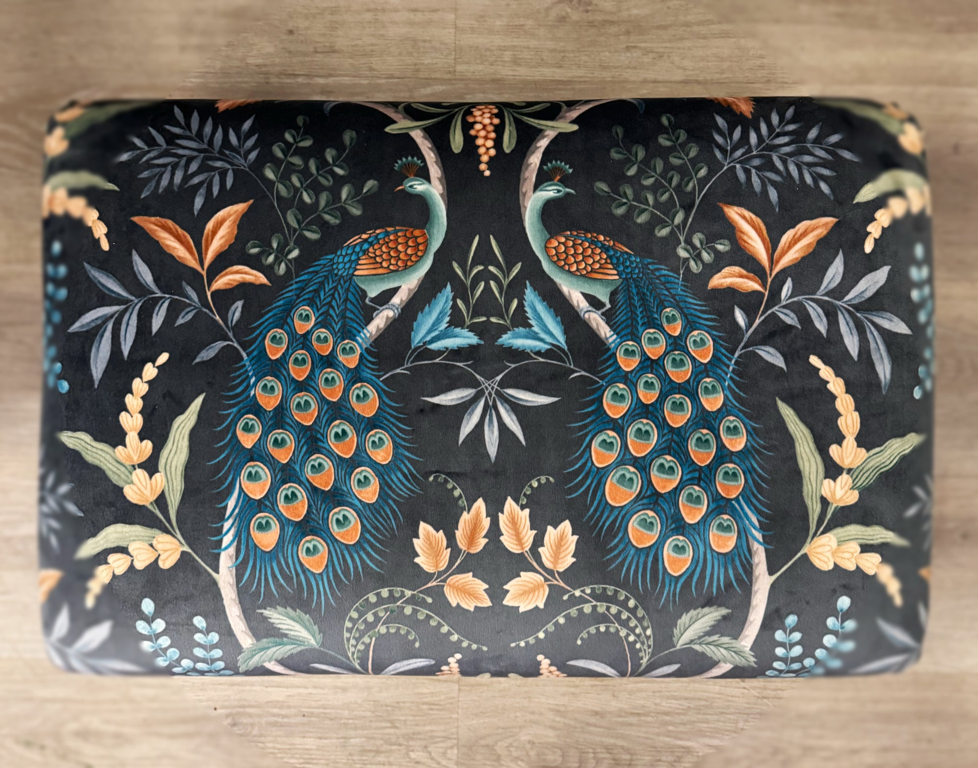 Pfauen-Hocker „Midnight Garden“ - Mein Shop