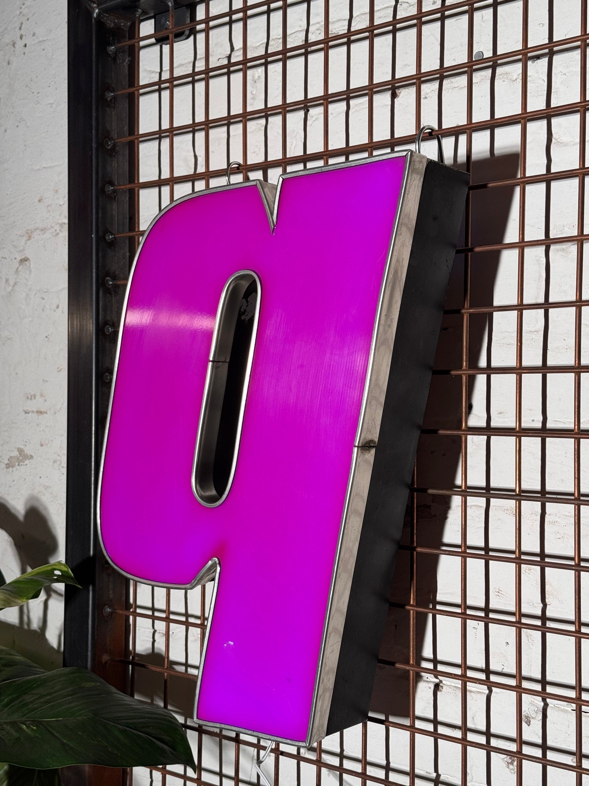 Vintage Leuchtbuchstabe Q – Original aus alter Leuchtreklame - Mein Shop