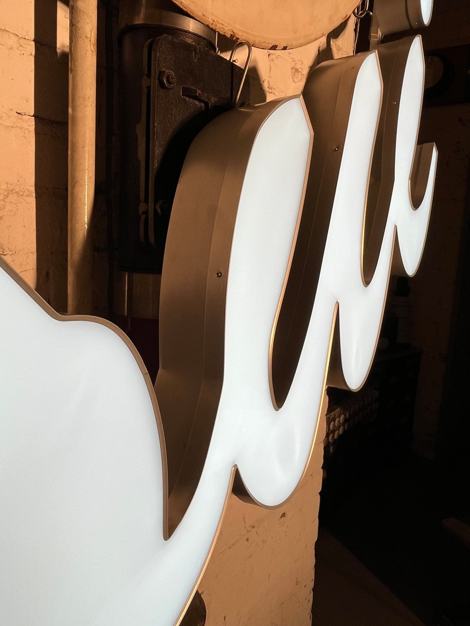 Leuchtschriftzug „Oui“ – Original Leuchtreklame Metall - Mein Shop