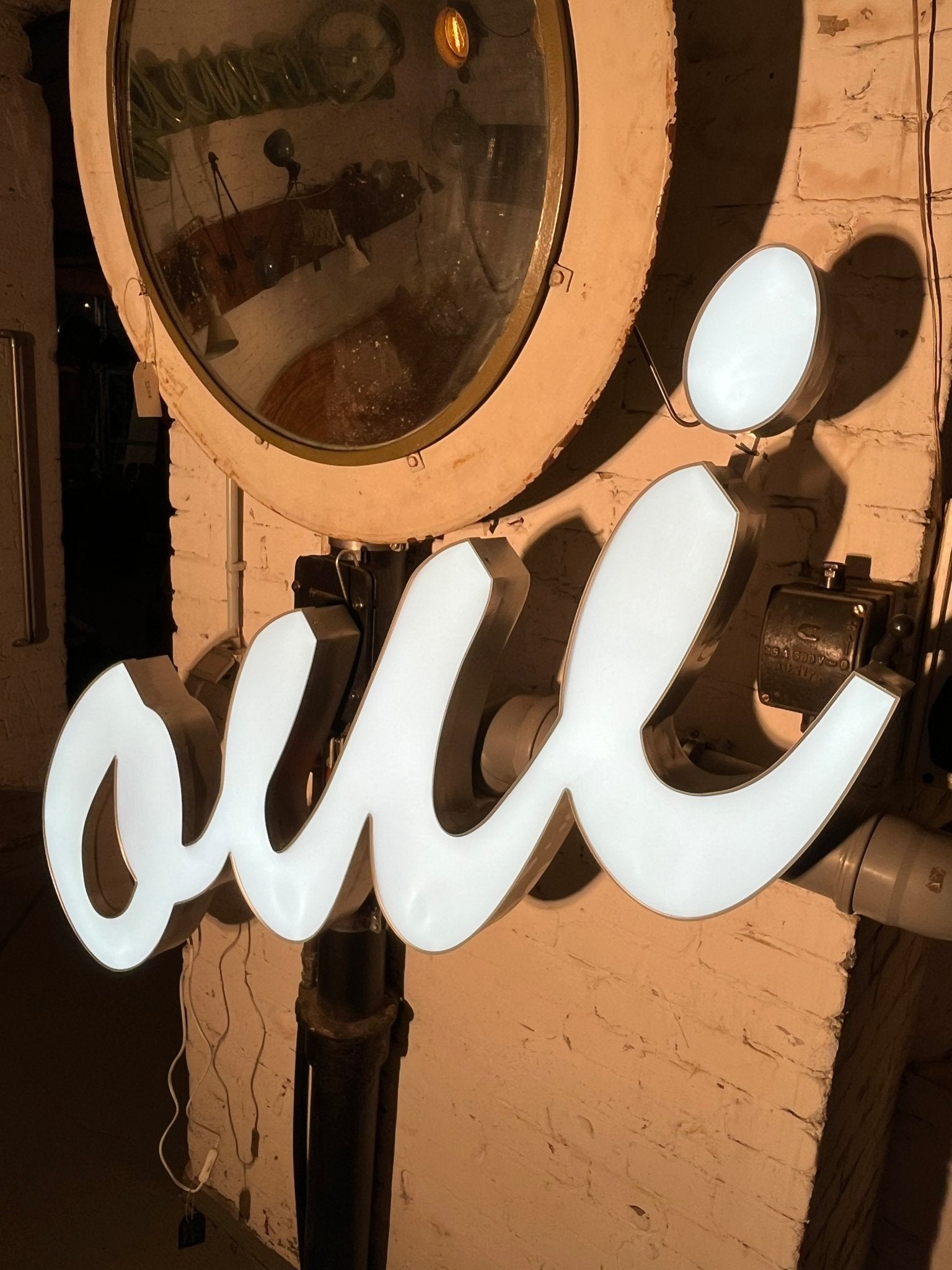 Leuchtschriftzug „Oui“ – Original Leuchtreklame Metall - Mein Shop