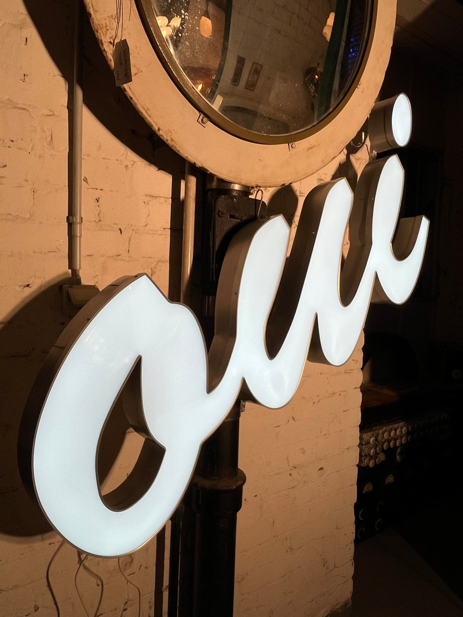 Leuchtschriftzug „Oui“ – Original Leuchtreklame Metall - Mein Shop