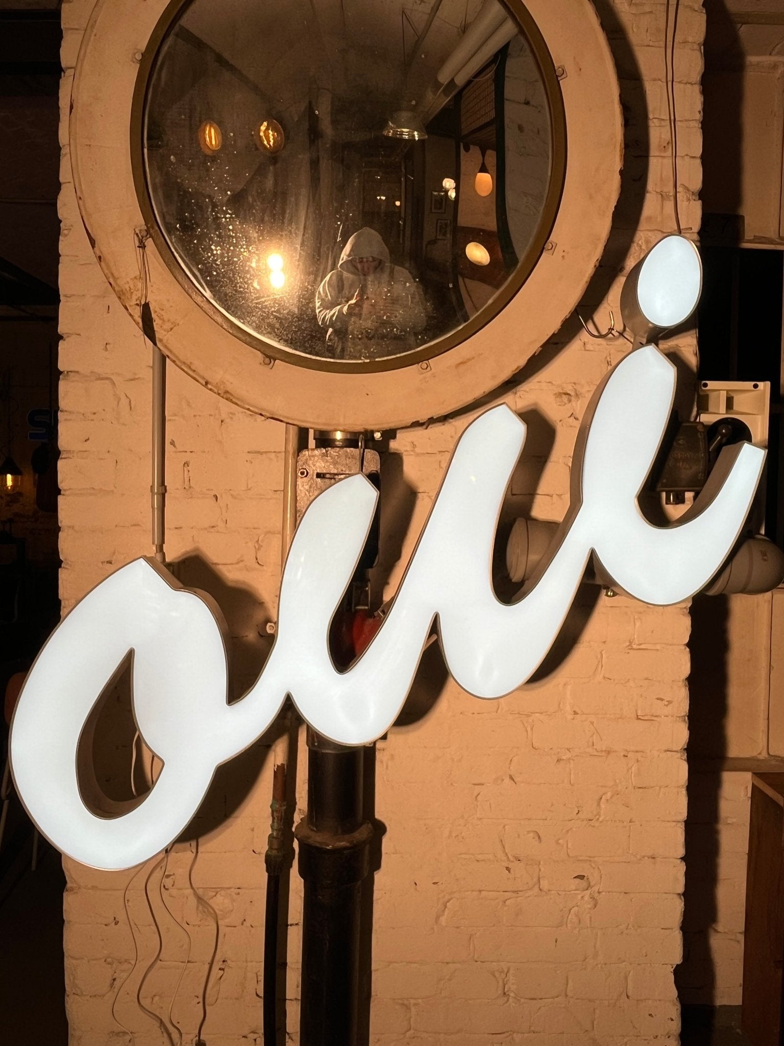 Leuchtschriftzug „Oui“ – Original Leuchtreklame Metall - Mein Shop