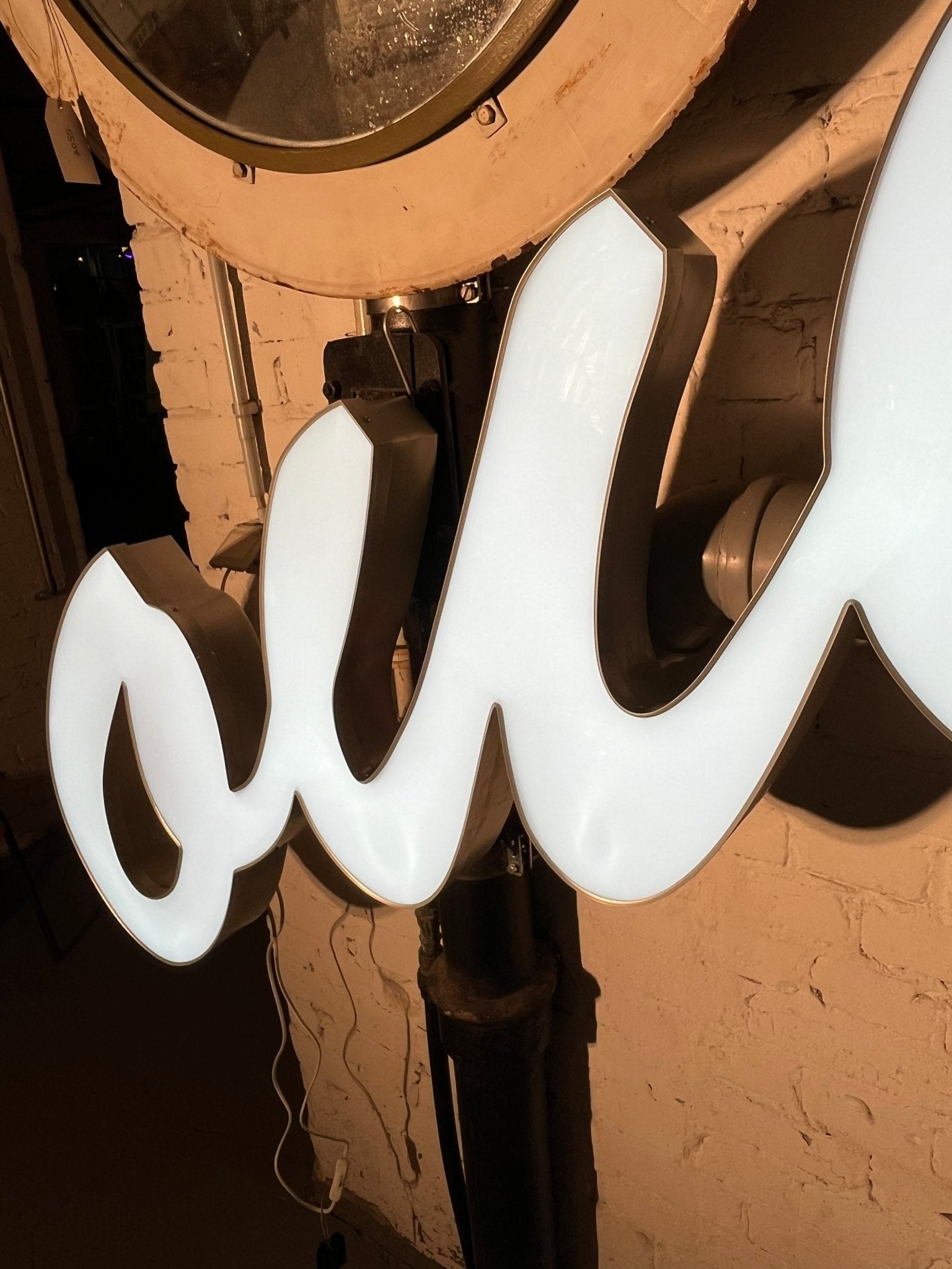 Leuchtschriftzug „Oui“ – Original Leuchtreklame Metall - Mein Shop